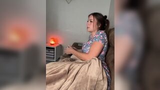 Неверная жена трахает соседа после того, как пригласила его в кино! порно