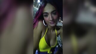 Активные трансы по вызову трахают клиента в анал порно